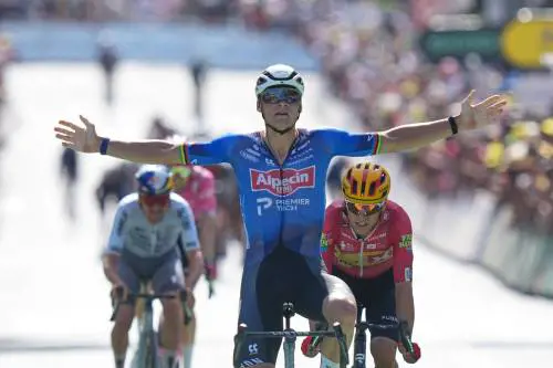 Van der Poel, prova di forza: fuga e volata vincente