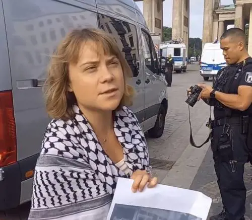 Greta Thunberg si incolla davanti alla Rheinmetall: blitz a Berlino contro le armi per il Medio Oriente