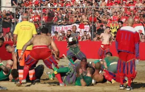 Dal sabbione di Piazza Santa Croce al ring BKFC: lo spirito del combattimento arriva a Napoli