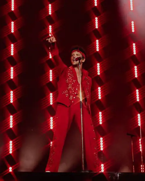 Bruno Mars riempie San Siro. E prima del concerto mangia la carbonara