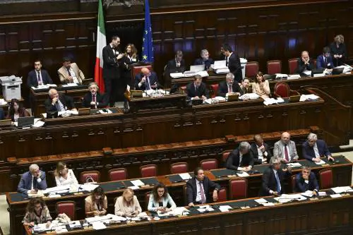 Legge elettorale, riparte la seduta alla Camera. Il relatore cambia parere su due emendamenti, il ministro Ciriani: "Il governo va avanti"