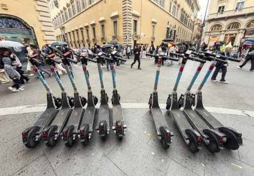Assicurazione per i monopattini elettrici, da domani l'obbligo. Cosa cambia e il nodo perizie