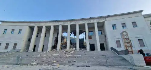 Crolla parte del palazzo del tribunale di Bolzano, nessuna persona coinvolta. "Abbiamo pensato a un attentato"