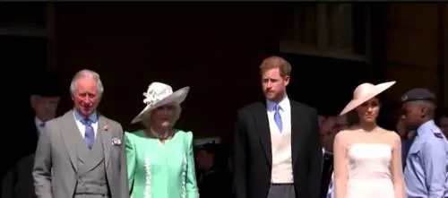 La segretezza, l’assenza di William e Kate, l’avvertimento di Camilla: i retroscena dell’incontro tra i Sussex e Carlo III  