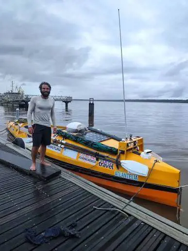 Attraversa l’Oceano Atlantico con una barca a remi in 37 giorni 