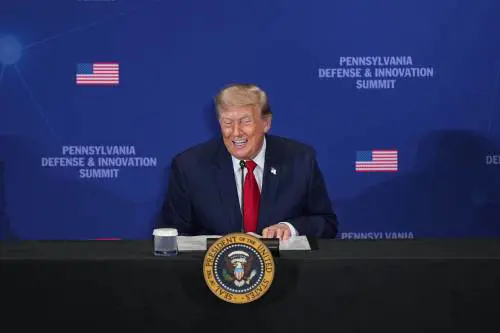 Trump agita il voto: attacco a Cia e Cina