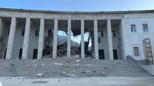 Crolla il Tribunale di Bolzano, dubbi sulle cause: “Troppe domande”. Gli estremisti festeggiano: “Era un tempio fascista”