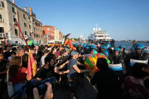 Venezia, assalto dei centri sociali contro l’ambasciatore Usa: scontri davanti al maxi yacht