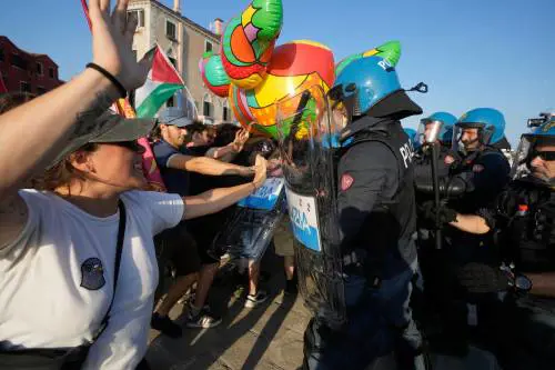 Tenzione a scontri tra polizia e i manifestanti che volevano raggiungere lo yacht di Fertitta 