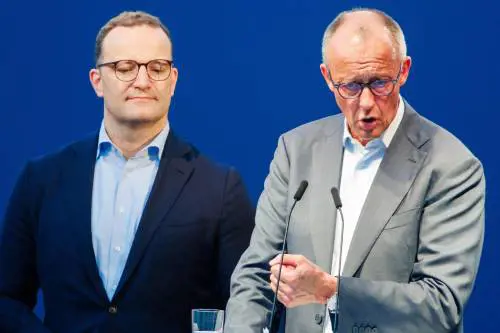 Germania, bufera sulla maternità surrogata: il capogruppo dei conservatori Spahn lascia dopo il pressing di Merz