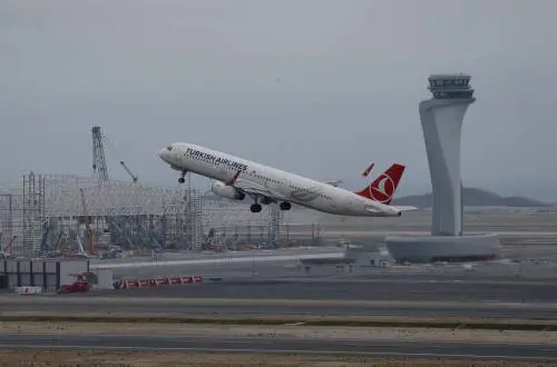 "Lo dice la Sharia". E il turco rifiuta di sedersi accanto a una donna in aereo e schiaffeggia la hostess