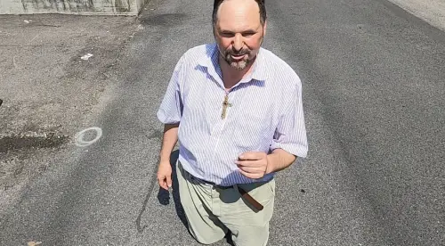 In ginocchio contro “l’edonismo e l’individualismo”: la protesta del filosofo Franz a Udine