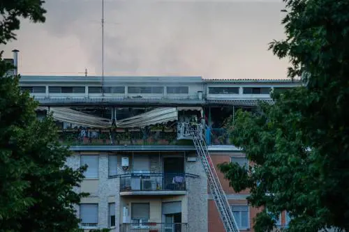 Incendio in uno stabile a Milano, morti una donna e un uomo