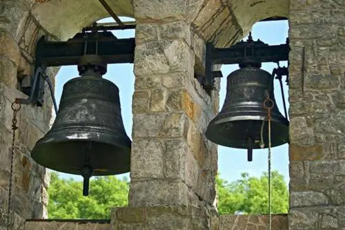 Guerra dei rintocchi. Il parroco silenzia le campane del paese