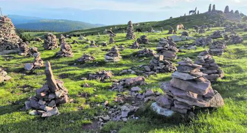 Quegli "omini di pietra" che fanno male alla montagna