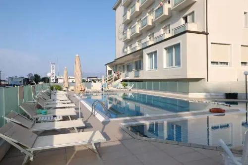 È incubo piscine: annegata a 4 anni