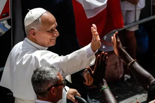 L'angelus di Leone: "Dio non si impone con la forza. La Chiesa si faccia piccola"