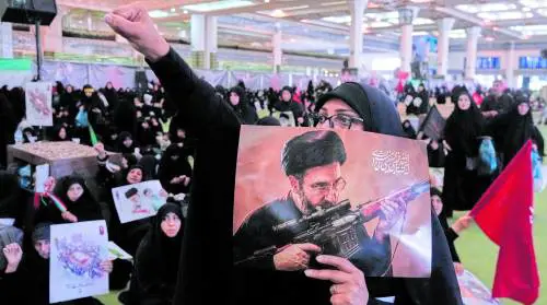 Israele: regime diviso e pasdaran a rischio. "E Khamenei junior non è più nel Paese"