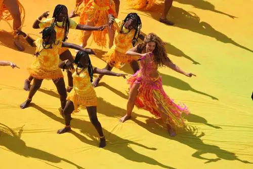 Finale Mondiale 2026, tutti pazzi per Shakira: indossa un abito con 200 mila cristalli Swarovski
