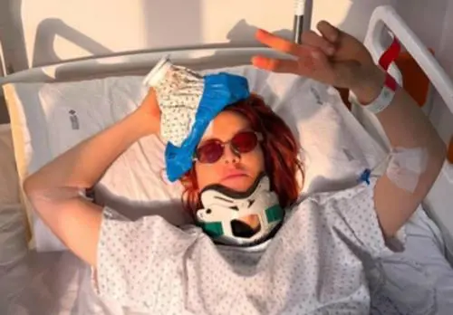 Noemi cade dal palco durante un suo live: la corsa in ospedale