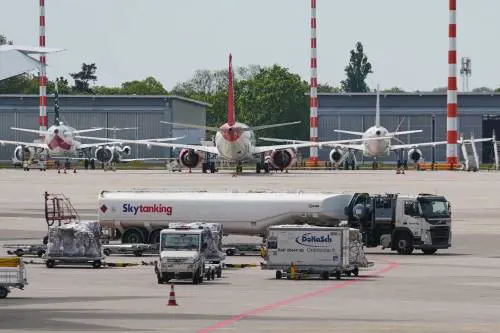 "Lo dice la Sharia". E il turco rifiuta di sedersi accanto a una donna in aereo e schiaffeggia la hostess