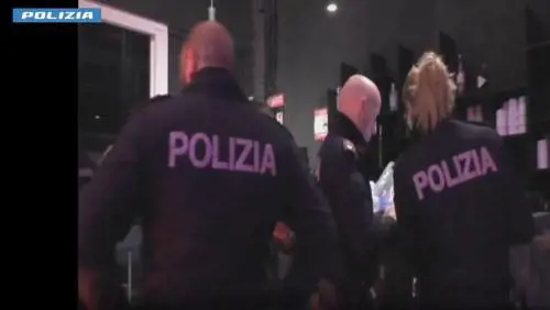 Distrugge il pronto soccorso, abbatte i cartelli con una spranga e picchia i poliziotti: arrestato un egiziano