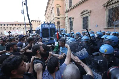 La sinistra: "Polizia assassina". E i centri sociali vanno all'attacco