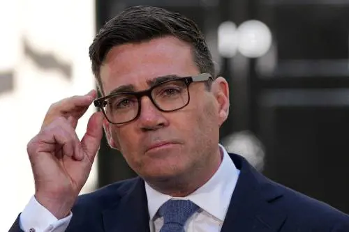Burnham toglie l'Iva sulle bollette e purga i fedelissimi di Starmer