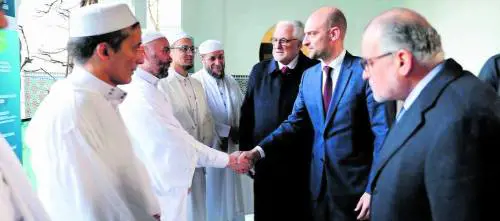 Parigi si inchina all'islam: caos sulla Grande Moschea