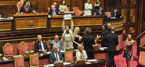 Caso Delmastro, la Giunta dice no all'acquisizione delle chat. E il M5s occupa i banchi del governo