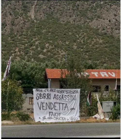 Striscione choc dei No Tav a Susa: "Sbirri assassini. Vendetta per Fakir e gli altri omicidi diStato"