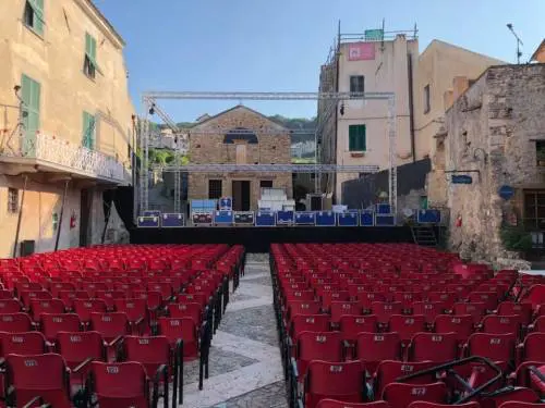 Il teatro si sposta sulla via del mare