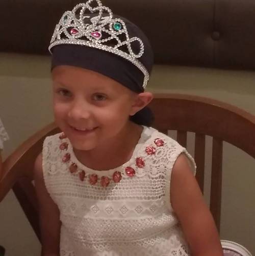 Aurora se ne va: a 8 anni perde la lotta col cancro. La madre: "Addio principessa"