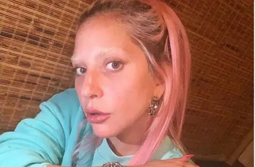Lady Gaga stupisce: selfie senza trucco e senza sopracciglia