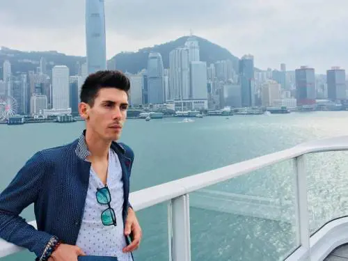 Andrea, ciclista gentile sempre in viaggio per spingere la bici