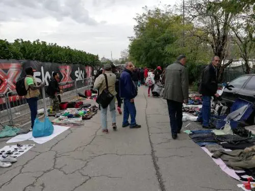 Blitz al mercatino delle pulci: denunce e sequestri in viale Puglie