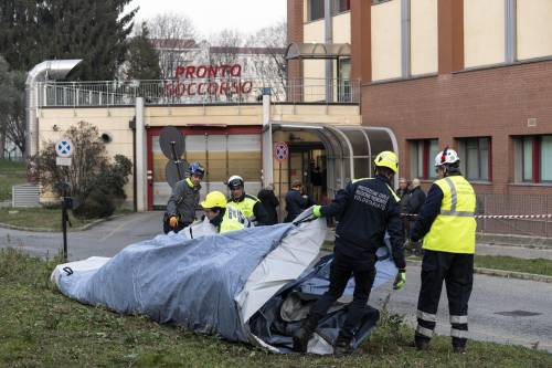 Tende-triage fuori dagli ospedali E c'è un piano per usare gli hotel