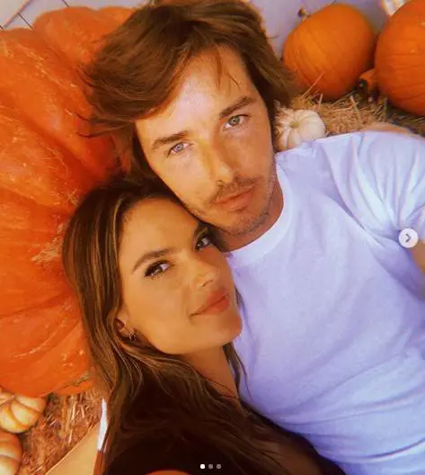 Alessandra Ambrosio e Nicolò Oddi nudi in doccia