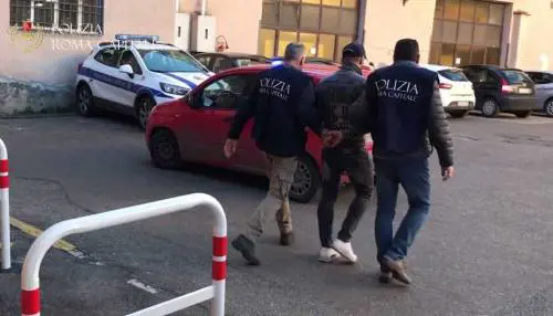 Rapina anziana signora alla fermata dell'autobus: in manette 42enne georgiano
