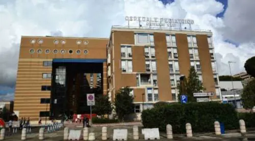 Madre massacra il figlio. Ma per i giudici la colpa è del papà del bambino