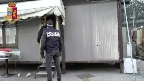 "Devi frequentare solo rom". E la madre pesta la figlia 17enne