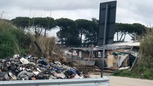Le immagini del degrado nel campo rom di Giugliano