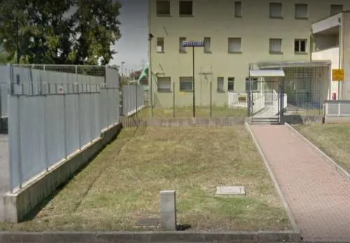Ciclista rischia di investire figlio: clandestino gli spezza la gamba