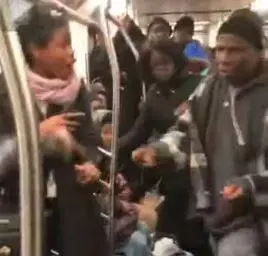 Tirano fuori il coltello durante una rissa, paura sulla metro di New York