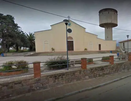 La 16enne bacia fidanzatino, il prete la prende a schiaffi