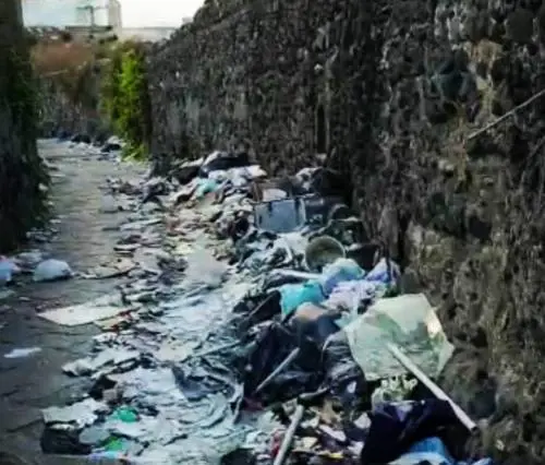 La strada degli scavi di Ercolano ridotta a discarica: la protesta dei cittadini