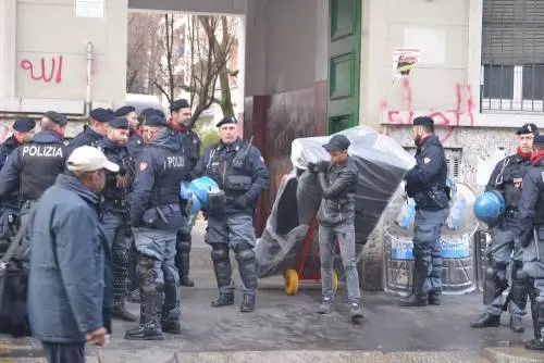 Perquisizioni e sgomberi della polizia in via Gola