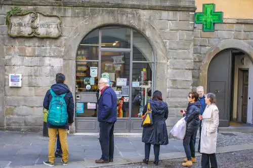 Gli sciacalli dell'emergenza "Falsi operatori nelle case per derubare gli anziani"