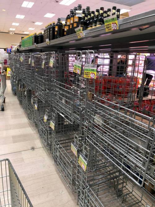 Finge di avere coronavirus al supermercato e scappa con la spesa