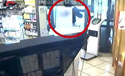 Farmacista sfila il casco al rapinatore e lo fa arrestare
